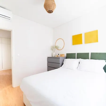 Monsanto Hill House - No. 565 R/c E Lisboa