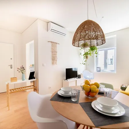 Monsanto Hill House - No. 565 R/c E Lisboa