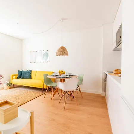 Monsanto Hill House - No. 565 R/c E Lisbon